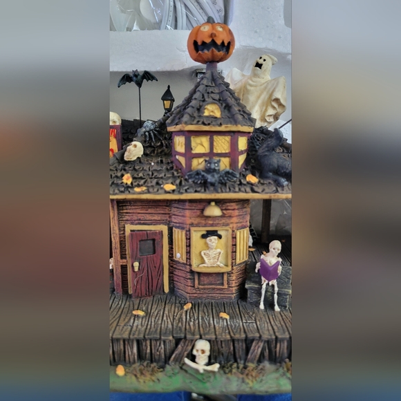 The Munsters Mockingbird Train Station by the Bradford exchange. NWOT. - Picture 3 of 9